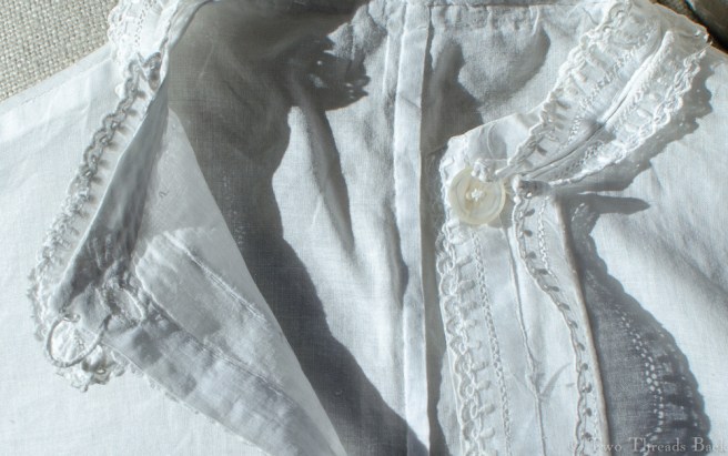 Infant sacque collar