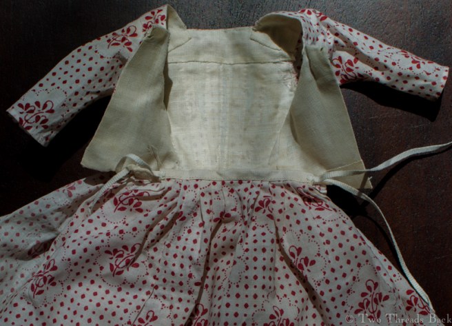 A close-up of the the gown open, showing the linen lining, pieced just like originals could be. Theirs were probably due to a scarcity of fabric. Mine was due to inept fitting.