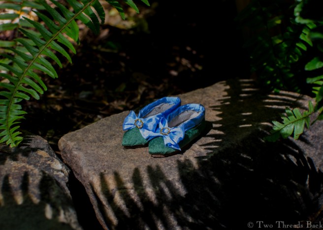 The soles are made from bits off a leather apron. These shoes are probably the least well-done (excepting perhaps the wig or the face painting or...) of the whole project. But I lam so relieved to have them done that I don't really mind!